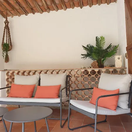 Vakantiehuis Detached House With Garden *