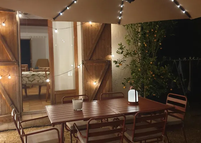 Detached House With Garden Ferienhaus *