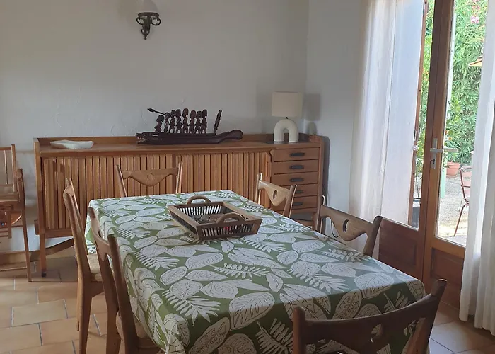 Detached House With Garden Ferienhaus *